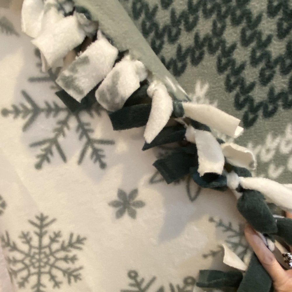 HANDMADE BLANKET -- Reversible Sofa Blanket, Green w/Saying, White W/Snowflakes - Picture 7 of 8